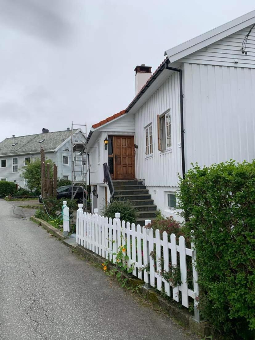 Sentrumsnaer Kjellerleilighet, Naer Sykehus Og Hogskole, Parkering Гаугесунн Екстер'єр фото
